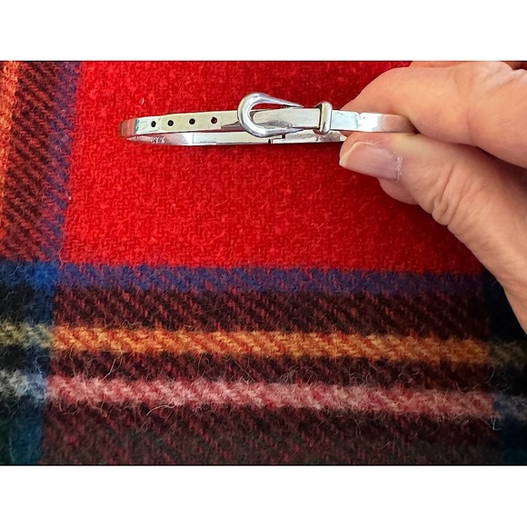 Novelty oval shaped, adjustable, hinged SS “belt” bracelet handmade in Mexico - Picture 2 of 7